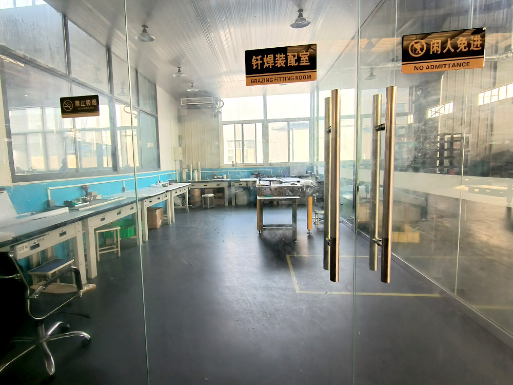 钎焊前处理工作间